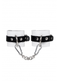 Бело-черные кожаные наручники с одним ремешком с люверсами - Pecado - купить с доставкой в Калининграде