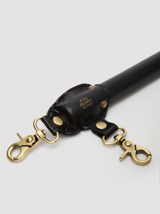 Черная распорка для ног Bound to You Faux Leather Spreader Bar - 50,8 см. - Fifty Shades of Grey - купить с доставкой в Калининграде